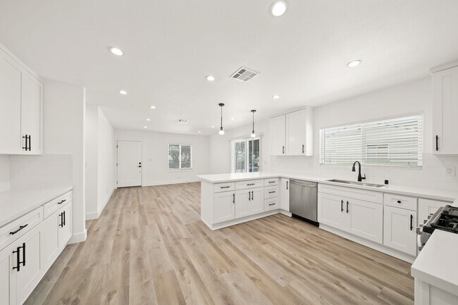 Foto del edificio - 4832 Downey Ave