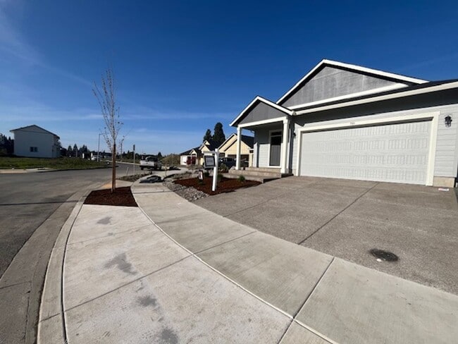 Building Photo - 3 Bedroom 2 Bath Silverton OR