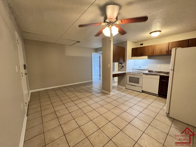 Building Photo - 915 S Seminole Dr