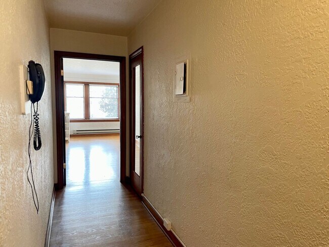 Foto del edificio - Spacious 2 Bed 1 Bath Condo in University of Washington District.