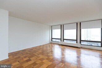 Building Photo - 200 Locust St