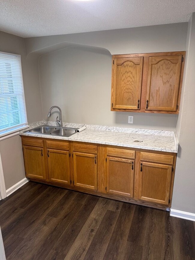 Building Photo - Updated 2 Bedroom House