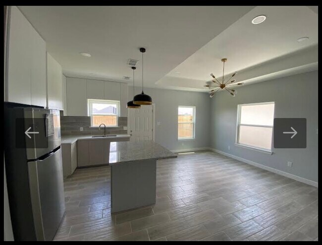 Building Photo - 605 S Los Ebanos Rd
