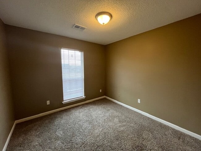 Building Photo - Renovated 3 Bedroom 2 Bath Home with 2 Car Garage for Rent!!