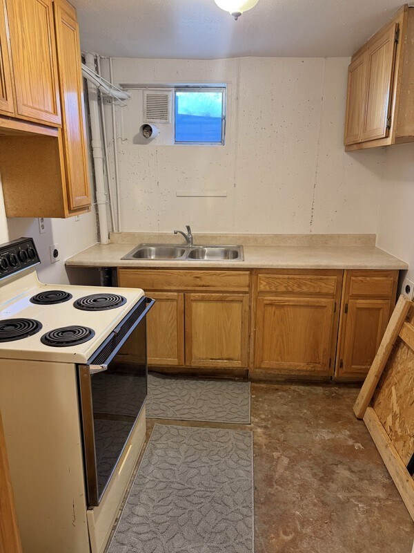 Building Photo - 663 E 170 N