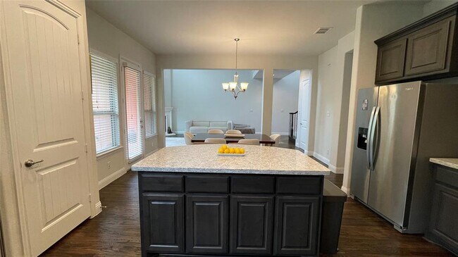 Building Photo - 2685 Venice Dr