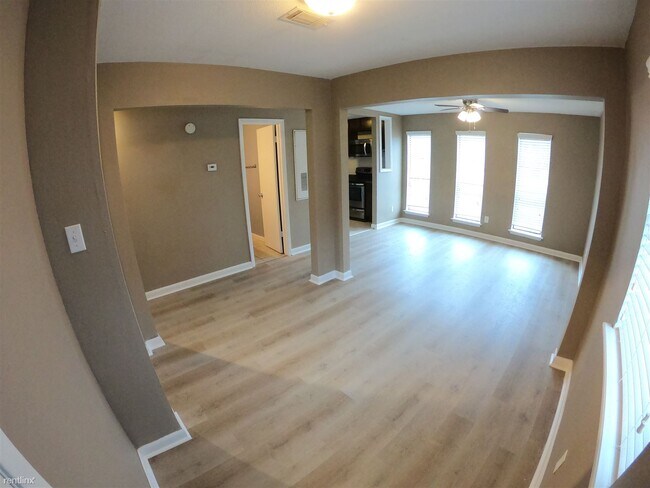 Building Photo - 2 br, 2 bath 4plex - 404 Manuel Dr A