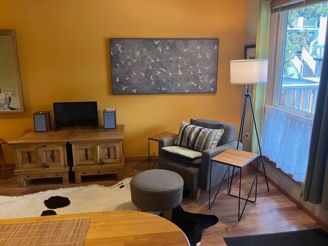 Foto del edificio - Charming Westside Condo Near Newport Market – Available April–October!