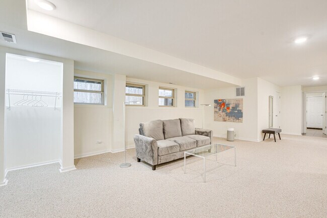 Building Photo - 3975 S Ellis Ave