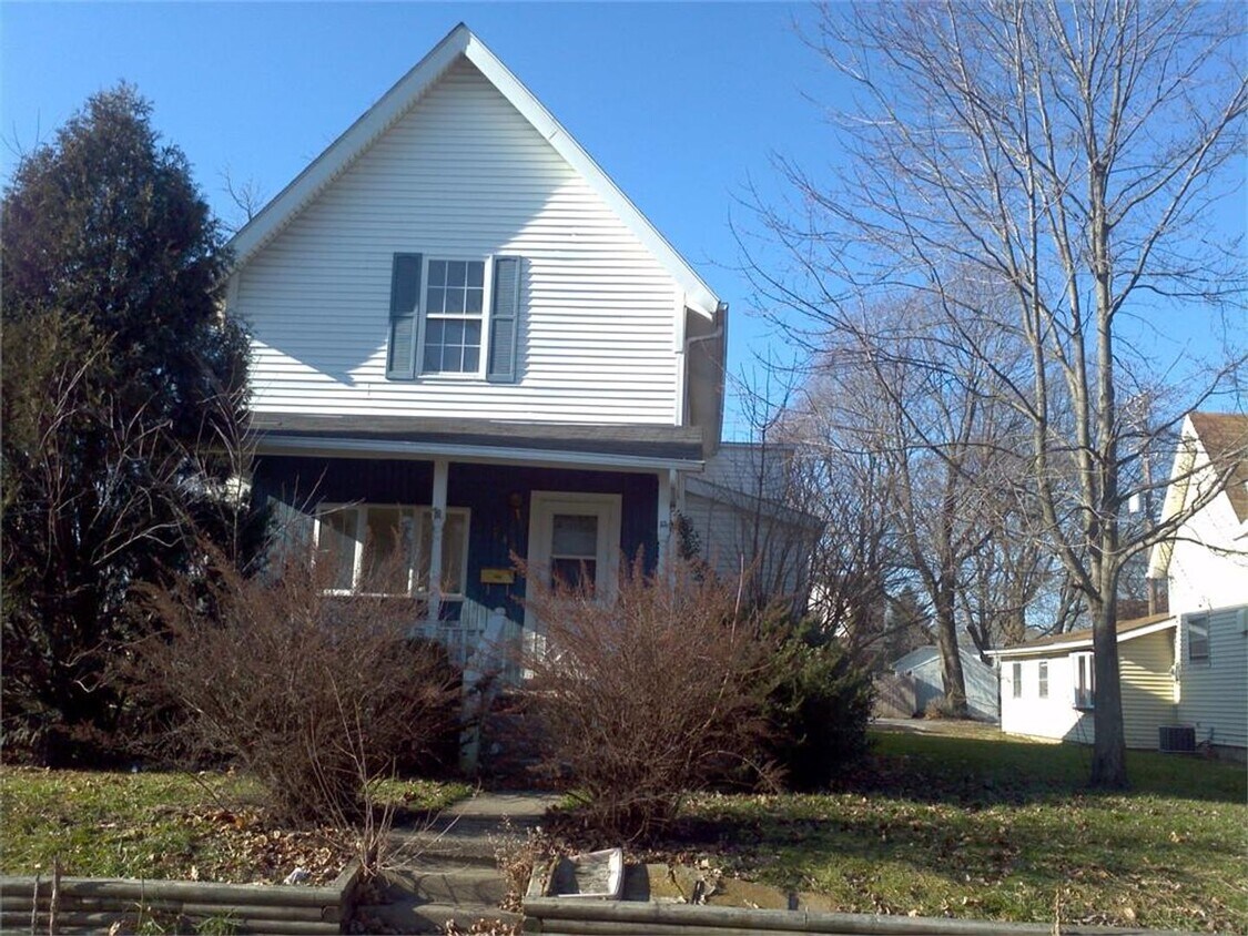Building Photo - 748 Henry St