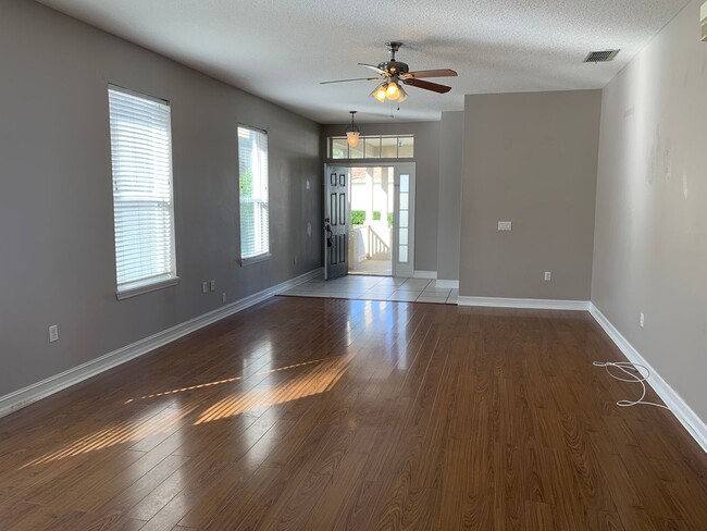 Building Photo - Beautiful 3 Bedroom 2 Bath Harmony Home Fo...