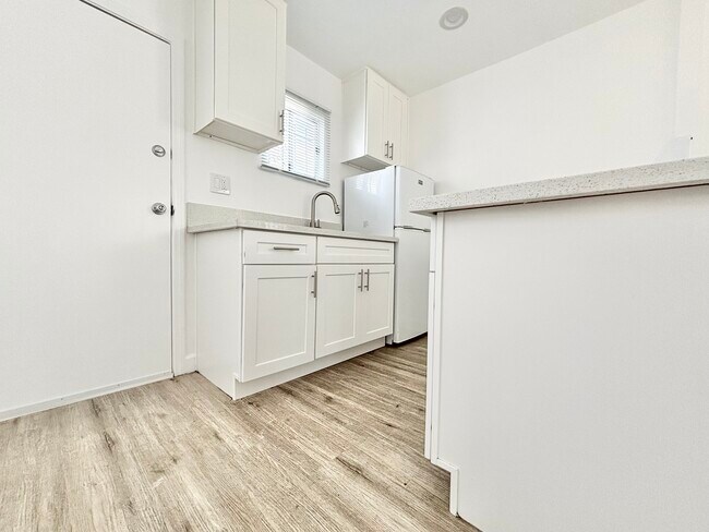 Building Photo - 1111 W 46th St Los Angeles, CA 90037