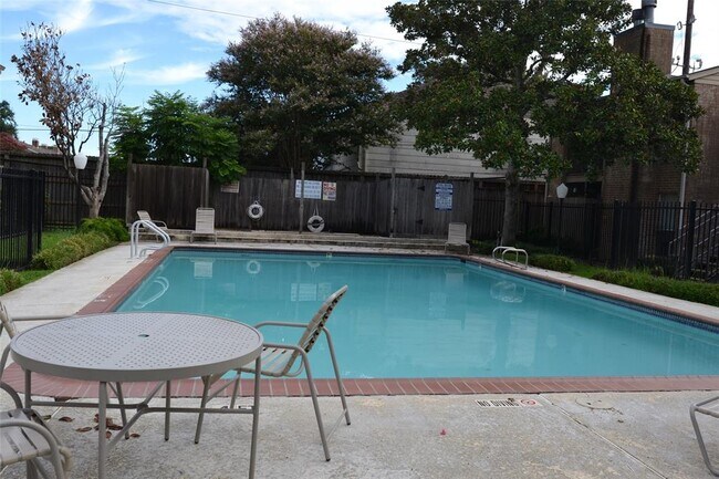 Building Photo - 700 Thicket Ln