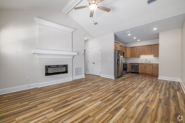 2 habitaciones, 2 baños - 920 pies cuadrados - Sala de estar - 708 S Parrish St - A 55+ Community