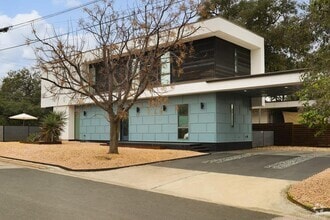 Building Photo - 900 W Live Oak St