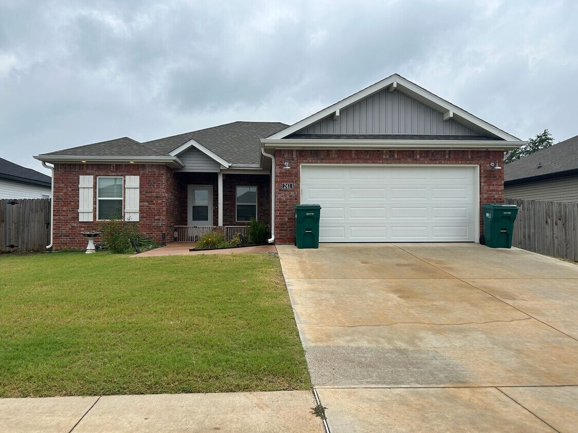 Foto principal - Ready Now! 3 bedroom 2 bath home
