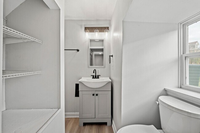 Photo - Stunning 6 bedroom, 2 bathroom and 2 kitch... House