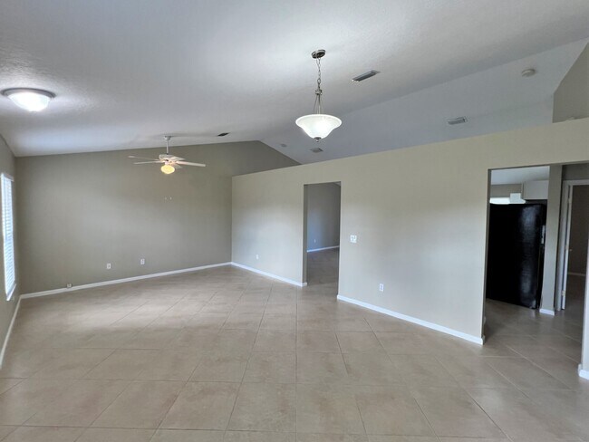 Foto del edificio - 549 SW Ester Ave