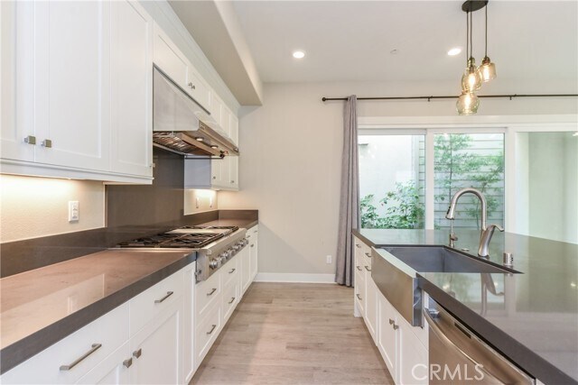 Building Photo - 113 Pitch