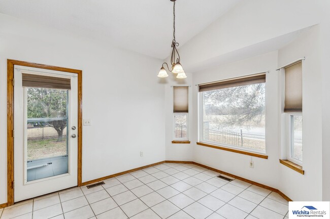 Building Photo - Spacious 4 bed 3 bath Home in Derby School...