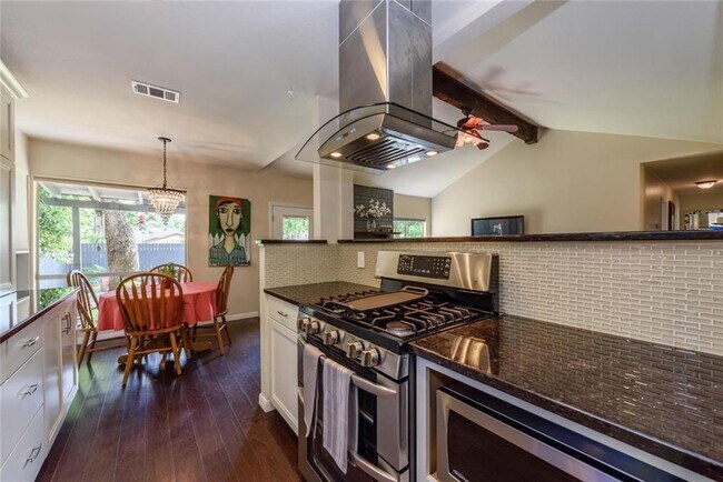 Foto del edificio - 1007 Stoneoak Ln