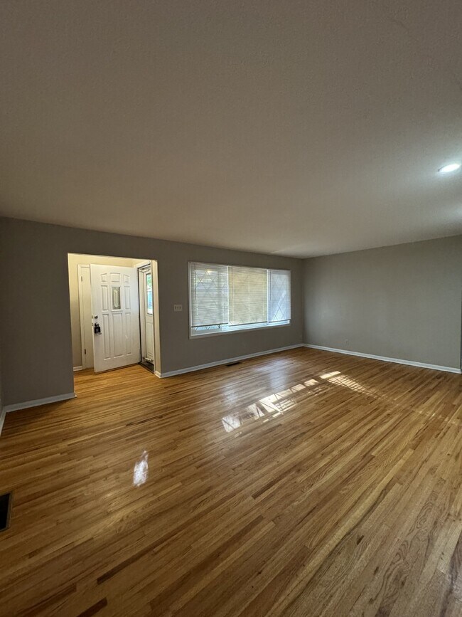 Building Photo - 3 bedroom, 1 bathroom house with partially...