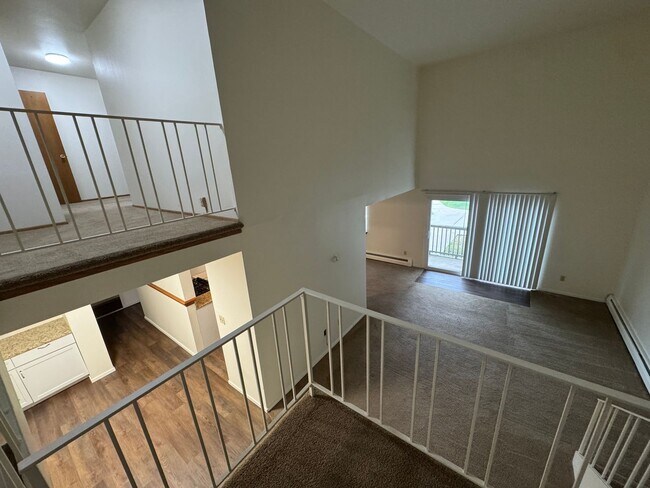 Building Photo - Expansive Bi-Level 3-Bedroom