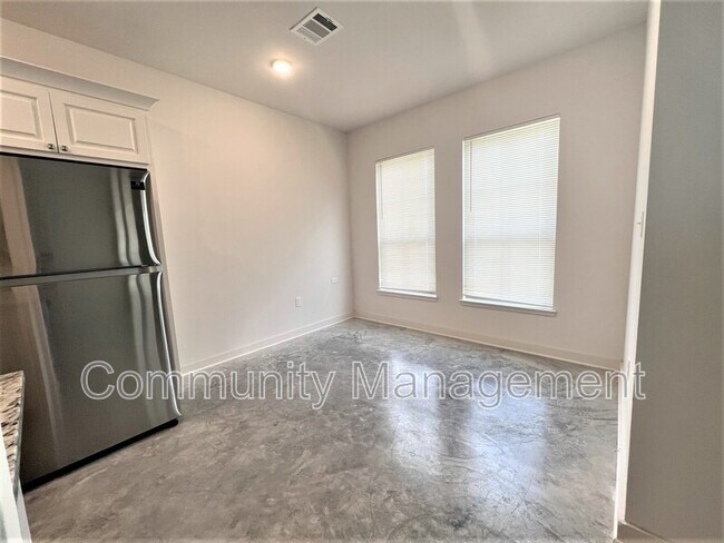 Foto del edificio - 7677 River Ridge Dr