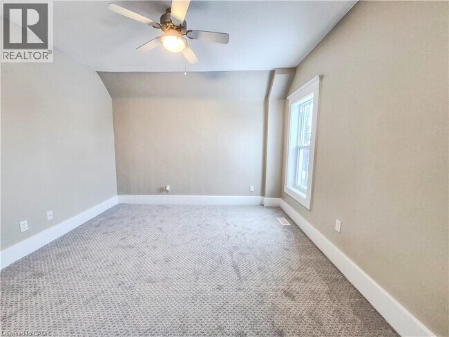 Photo du bâtiment - 60 Betzner Ave N