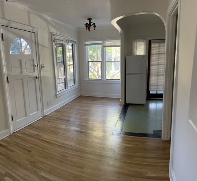Room for dining table - 4000 Monroe St