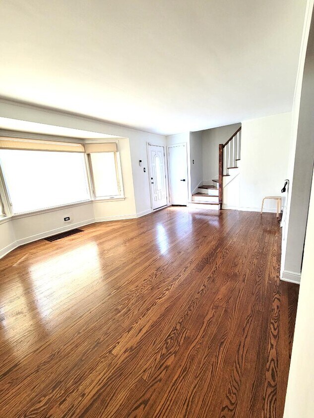 Foto principal - 10111 S St Lawrence Ave