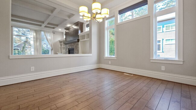 Foto del edificio - Stylish 4 Bedroom Layout with Office and Bonus Room