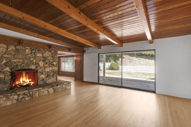 Foto del edificio - 2332 Hillhurst Ave