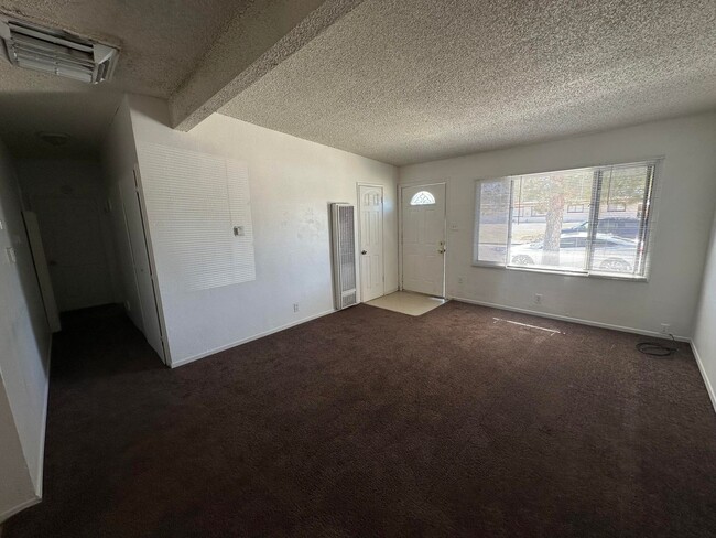 Building Photo - Adorable Apartment