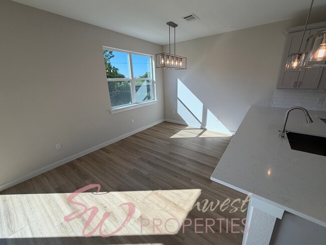 Foto del edificio - FOUR bedroom townhome. Can't get any closer to campus than this!