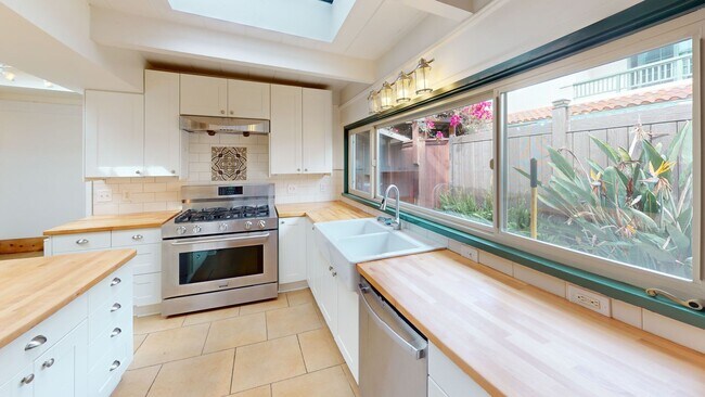 Building Photo - Coronado Village Beach Cottage | 2bd/1.5ba...