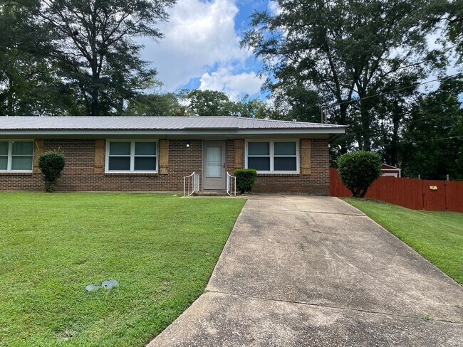 Building Photo - 2Bed/1Bath Available in August!