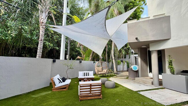 Foto del edificio - 2571 Tigertail Ave