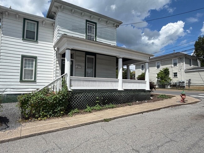 Building Photo - 702 Nelson St