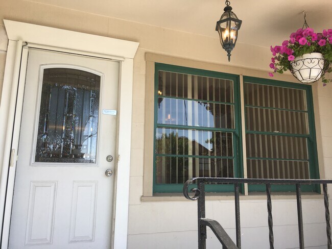 Puerta principal - 4579 50th St