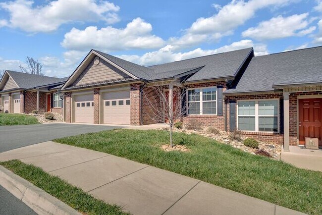 Building Photo - Hillrise III - 2 BR/1.5 Bath One Level with Attached Garage