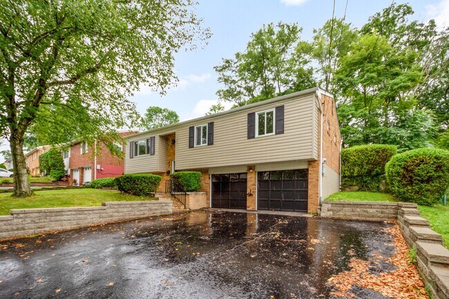 Foto del edificio - AVAILABLE AUGUST 1ST!! DON'T MISS TIS GORGEOUS 3 BEDROOM IN PENN HILLS!