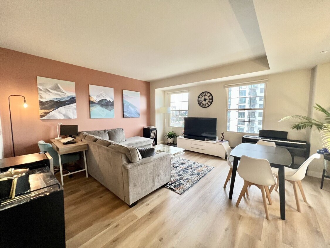 Primary Photo - 300 W 11th Ave