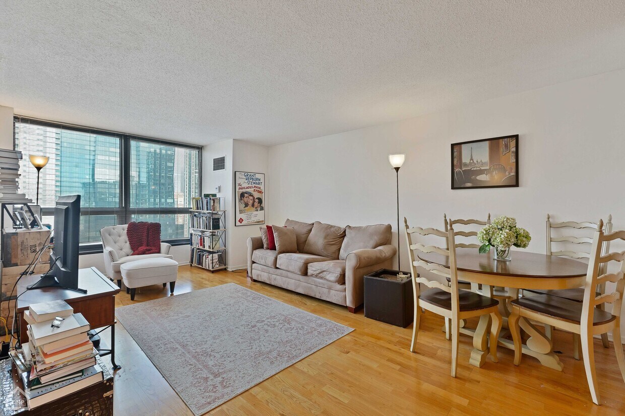 Foto principal - 360 E Randolph St
