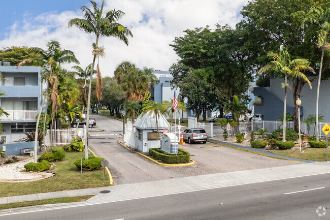 Entrance - The Beach Club at Fontainebleau Park