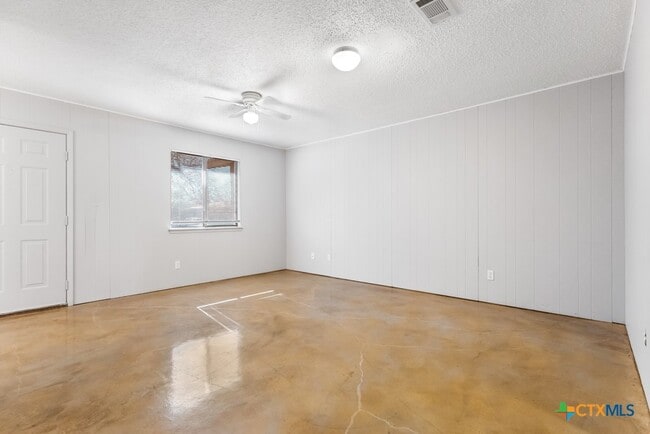 Building Photo - 222 Redbud Ln