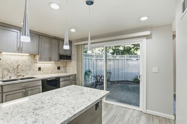 Building Photo - Renovated Los Gatos Townhome