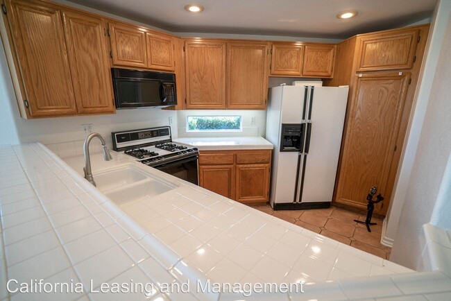 Building Photo - 25550 Hemingway Ave