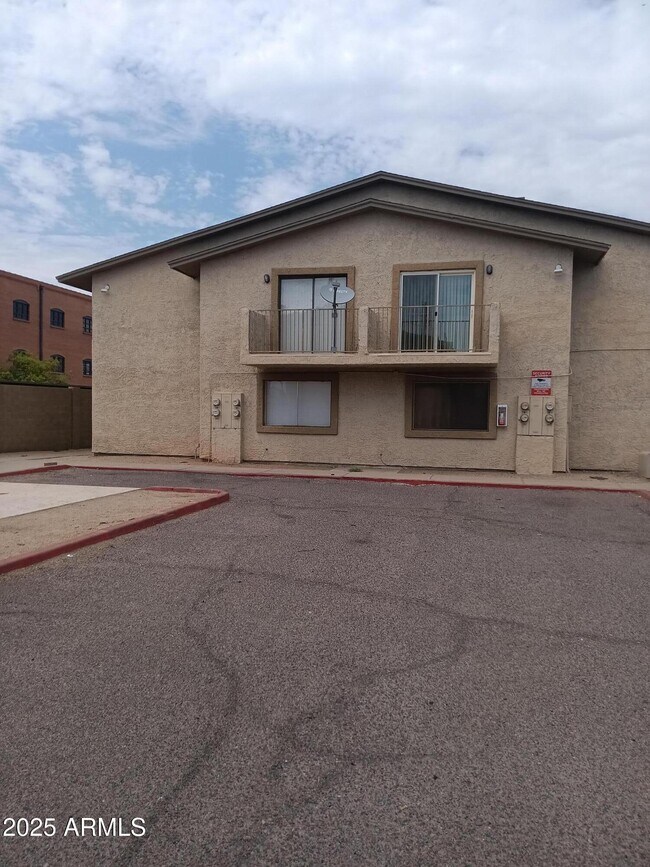 Foto del edificio - 1620 E Cambridge Ave