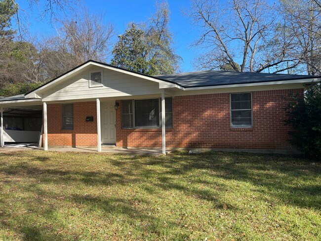Building Photo - SOUTHERN HILLS 3/1 CUTE BRICK HOME